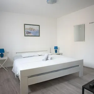 Fly Apartment Split